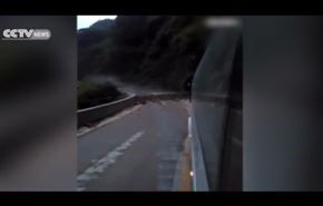 فيديو مذهل لسائق ينقذ 42 راكبا من انزلاق صخري