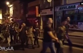 بالفيديو: الأمن التركي يعتقل جنودا من الجيش شاركوا بمحاولة الانقلاب