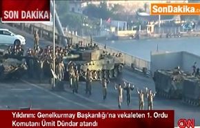 شاهد بالفيديو..لحظة استسلام جنود انقلابيين في اسطنبول