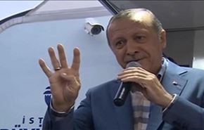 بالفيديو: أردوغان يرفع إشارة 