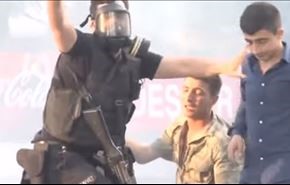 ویدئوی تأثیرگذار از نجات یک کودتاچی توسط یک پلیس ترک