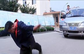 فيديو، رجل يسحب سيارة برقبته ويسير بحذاء وزنه 300 كيلو!
