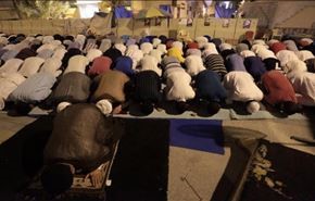 بالصور/ آلاف المعتصمين يؤدون صلاة العشائين بساحة اعتصام الدراز