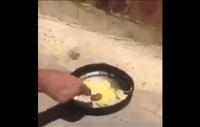 شاهد: عراقيون يقلون البيض على حرارة الشمس اللاهبة!