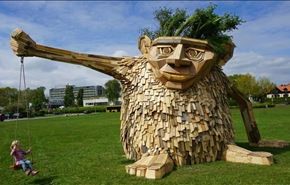 ساخت مجسمه های چوبی از مواد بازیافتی