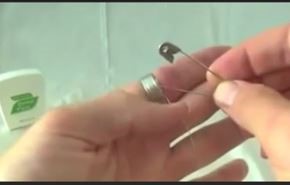 بالفيديو... كيف تخلع خاتم صغير الحجم من أصبعك؟