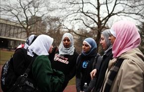 محاكمة بريطاني بعد تمزيقه حجاب مسلمة +صورة