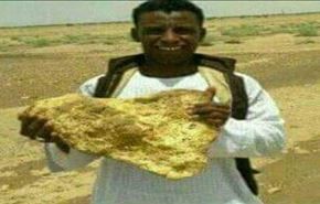 شاهد.. ما حقيقة عثور شاب سوداني على صخرة من الذهب؟