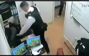 فيديو... شرطي بريطاني ينهال بالضرب على امرأة مسلمة!