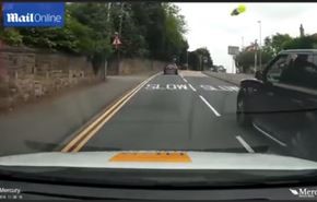 فيديو.. سائق يعرض سيارة آخر للخطر بسبب 