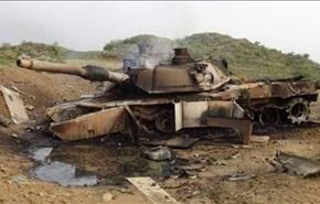 بالفيديو.. القوات اليمنية تدمر دبابة ابرامز سعودية بصاروخ موجه
