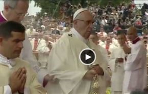 شاهد بالفيديو؛ لحظة سقوط بابا الفاتيكان أرضاً أمام الملايين