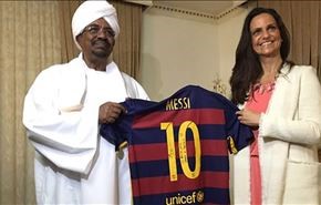 ميسي يهدي قميصه للرئيس السوداني +صور