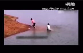شاهد لقطات مروعة للحظة غرق طفلتين في بحيرة