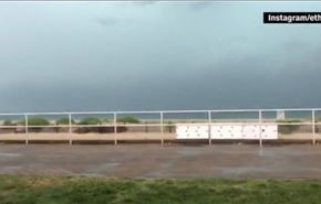 فيديو... شاب يصور مشهد عاصفة فوق المحيط وهذا ما يحدث له..