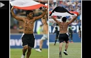 يمني يقتحم مباراة ريال مدريد وتشيلسي نصرة للمسلمین