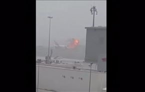 شاهد لحظة انفجار الطائرة الإماراتية في مطار دبي