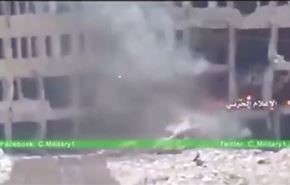 بالفيديو؛ لحظة تدمير الجيش لآليات وذخيرة جيش الفتح في حلب