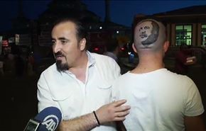 بالمقص والشفرة.. يرسم وجه أردوغان على رأس مساعده+فيديو