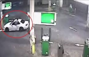 فيديو.. سائق ينقذ سيارته من السرقة بطريقة بهلوانية!