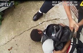 بالفيديو؛ شرطة شيكاغو تطلق النار وتطارد مراهقا أسود أعزلا