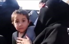 شاهد رد فعل طفل بعد خلع أمه النقاب أثناء هروبها من 