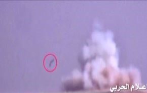 بالفيديو؛ جندي سعودي يطير في الهواء من شدة انفجار صاروخ يمني