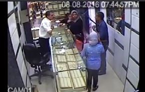 بالفيديو... امرأة تحبط محاولة سطو مسلح على محل ذهب
