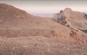 شاهد بالفيديو.. لحظة اصطياد قناص سوري لإرهابي داعشي في تدمر