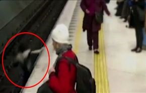 فيديو... سيدة تسقط على سكة الحديد قبل لحظات من وصول القطار