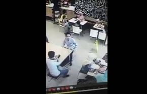 فيديو: شابان يسرقان حقيبة فتاة بطريقة ماكرة
