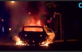 بالفيديو.. محتجون يشعلون النار في سيارات الشرطة بـ