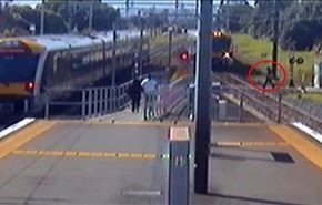 فيديو.. ثوانٍ معدودة قبل مرور القطار.. أنقذت حياتهم!