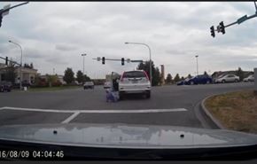 فيديو...لحظة لا تصدق لامرأة تعرضت للدهس بسيارتها!
