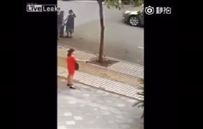 بالفيديو... لحظة إنقاذ فتاة حاولت ذبح نفسها بـ