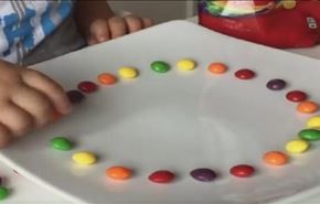 شاهد هذا الولد صنع دائرة بواسطة Skittles.. ما حدث بعدها كان رائعاً!