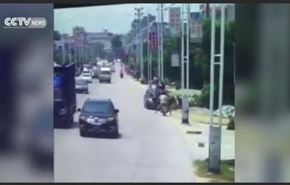 بالفيديو.. لقطات مروعة لسيارة تصطدم بدراجتين ناريتين