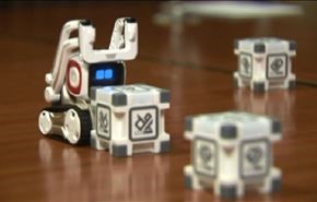 كوزمو.. روبوت يمكن التحكم به من خلال الهواتف الذكية