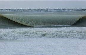 یخ زدن موج دریا هنگام حرکت! + ویدیو