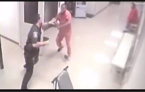 فيديو... سجين ينقذ حارس السجن من اعتداء زميله
