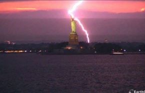 شاهد لحظة ضرب تمثال الحرية في نيويورك!