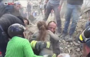 فيديو؛ انقاذ طفلة من بين الأنقاض بعد 17 ساعة على زلزال إيطاليا