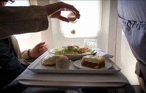 ماذا يمكننا أن نأكل ونشرب على متن الطائرة؟