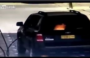 فيديو مروع.. اشتعال النار في سيارة بداخلها 3 أطفال!