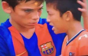 فيديو.. صغار برشلونة يقدمون درسا في الروح الرياضية