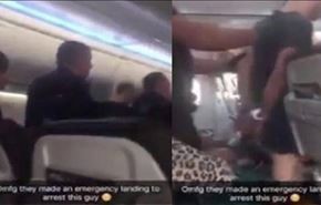 فيديو.. مسافر يحاول فتح باب طائرة وهي بالجو!