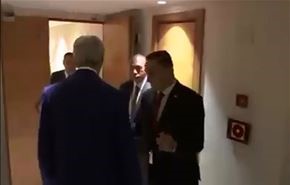 بالفيديو .. مرافق للسيسي يفاجئ جون كيري بسؤال غريب جدا!!