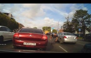 بالفيديو... سائق يتوقف بسيارته وسط الطريق لإنقاذ قطة