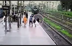 بالفيديو.. امرأة تنجو من الدهس أسفل عجلات قطار
