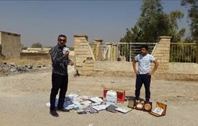 بالصور/ كاتب يحرق كتبه في كردستان العراق.. والسبب؟!